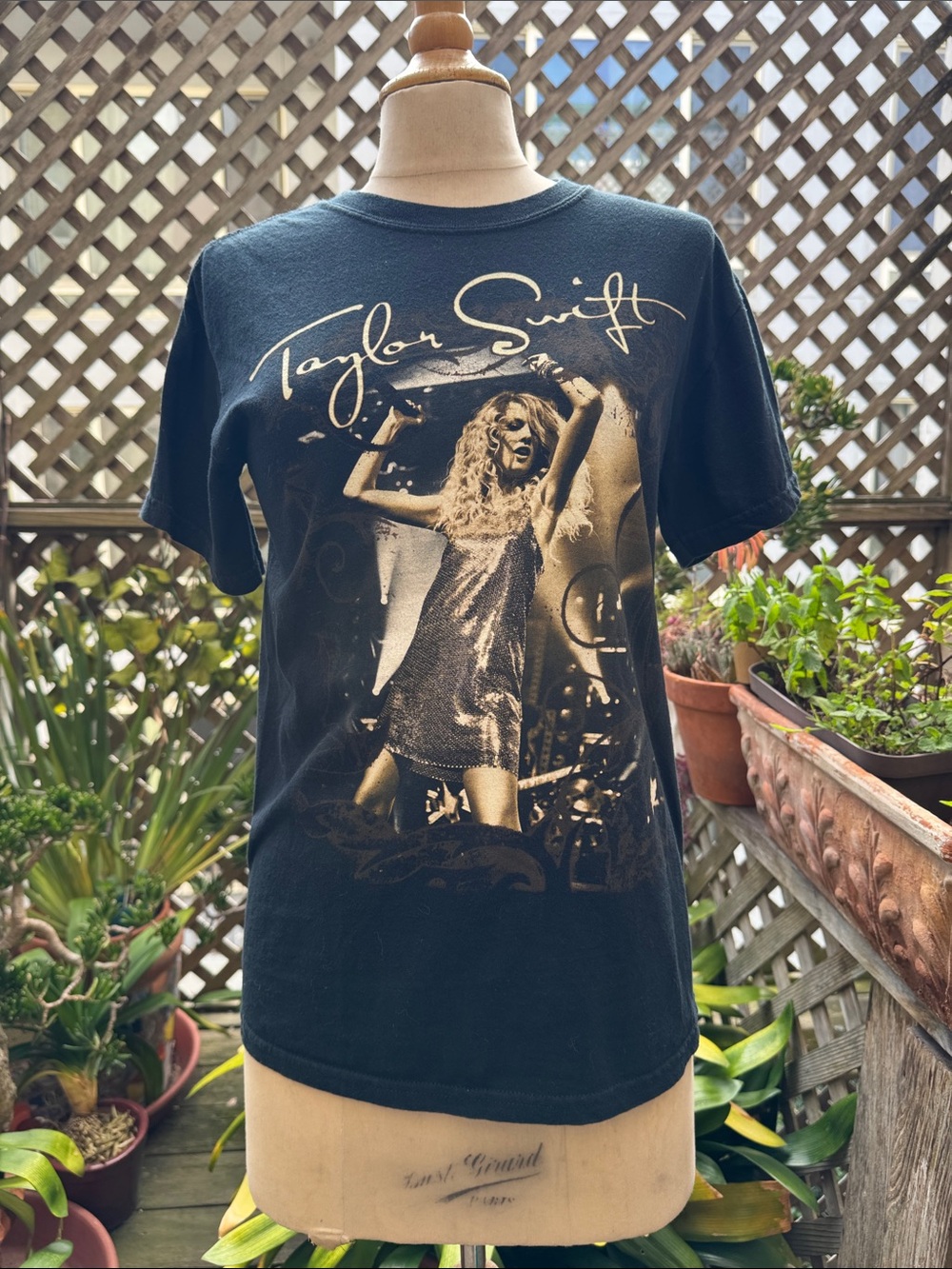 Vintage Taylor Swift “Fearless World Tour” 2010, T-Shirt. Size Small EUC